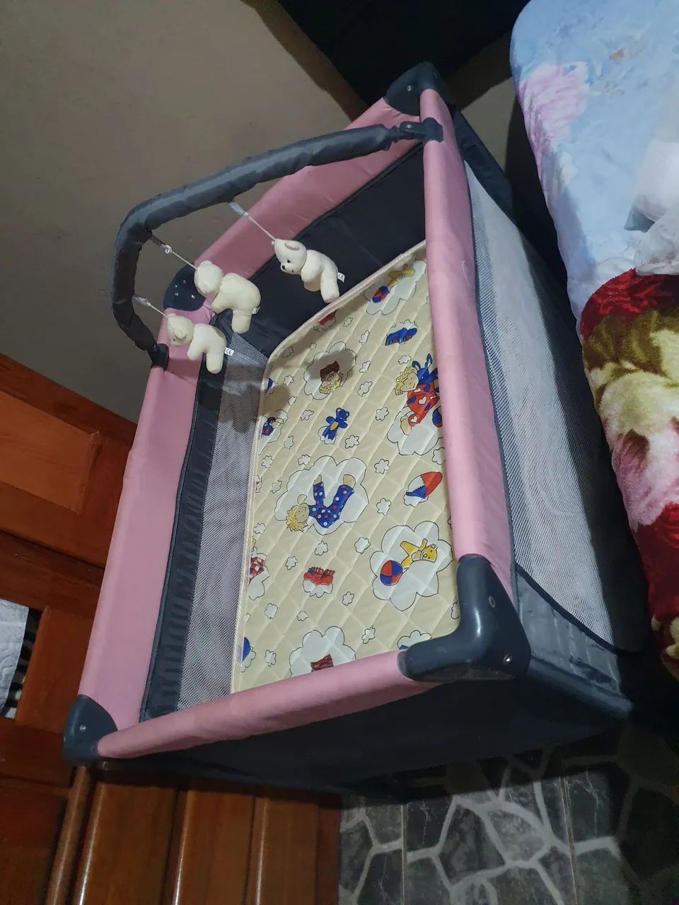 Berço portátil para bebê com mosquiteiro e trocador 