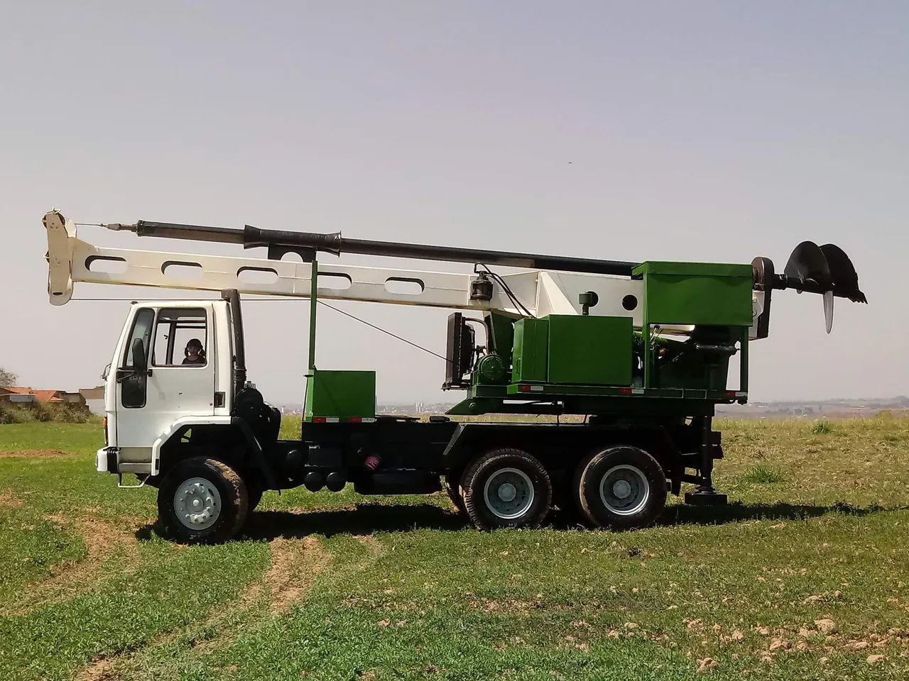 Caminhão traçado Perfuratriz  - Foto 3