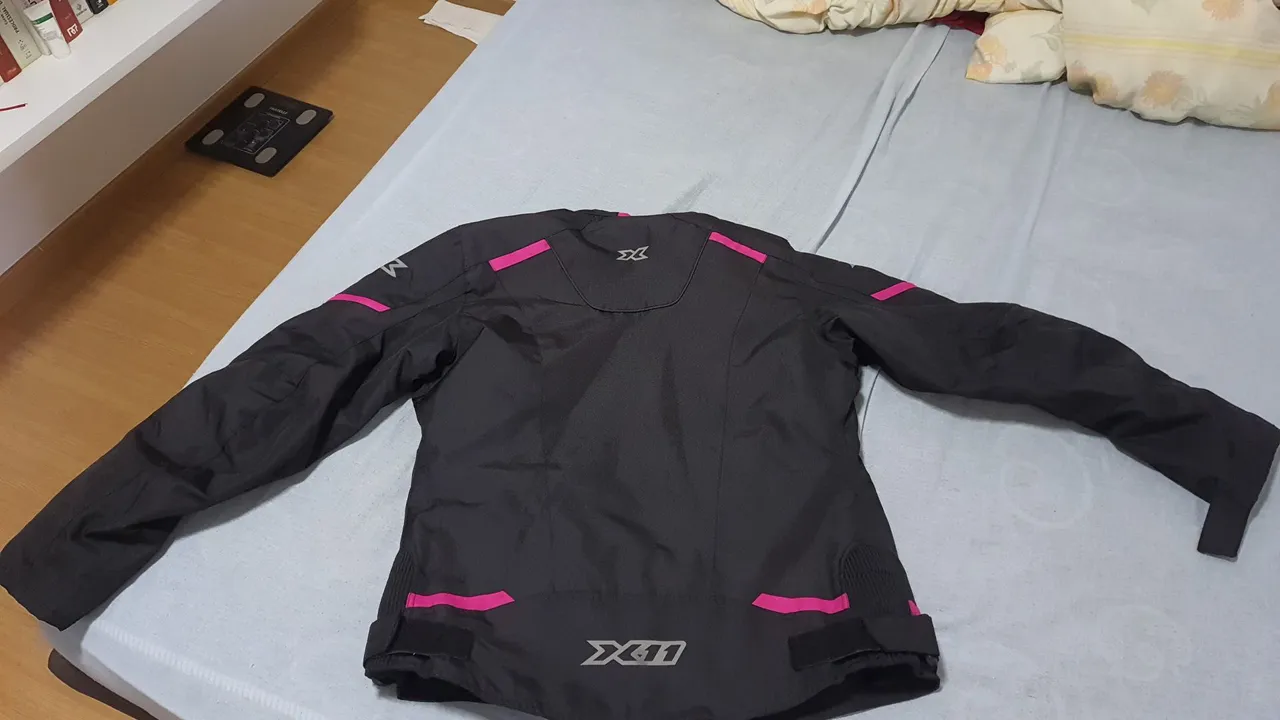 Jaqueta de Motociclista X11 - Preta com Detalhes Rosa