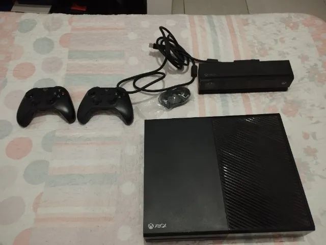  Xbox One + 2 controles + Kinect + 3 Jogos