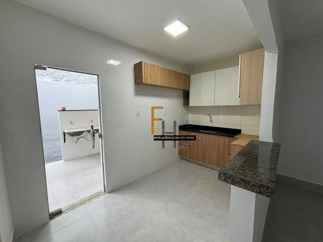 CASA COM 2 QUARTOS I COZINHA COM ARMARIOS PLANEJADOS I PISO PORCELANATO