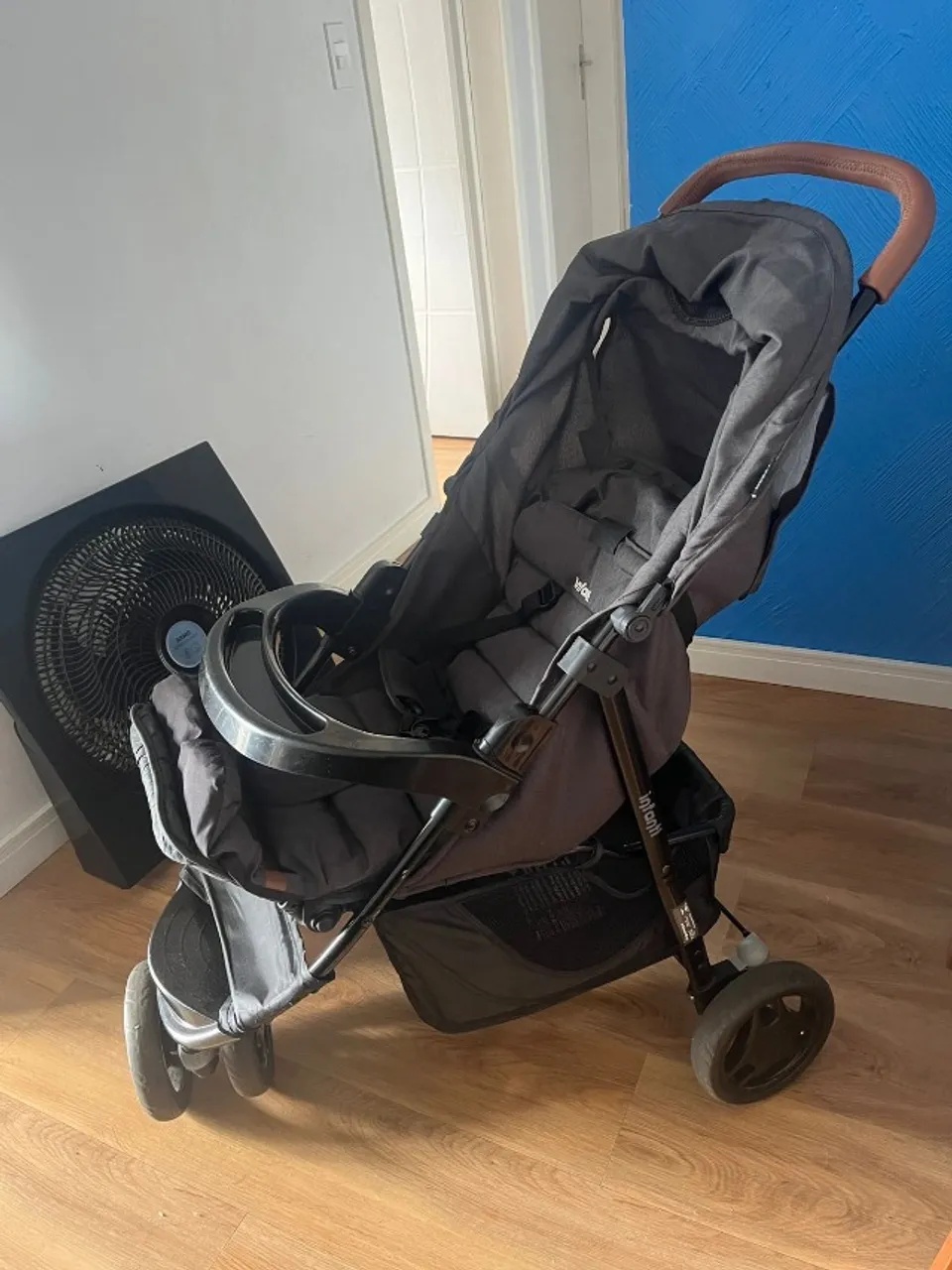 Carrinho de Bebê Breeze preto + Bebê Conforto carro