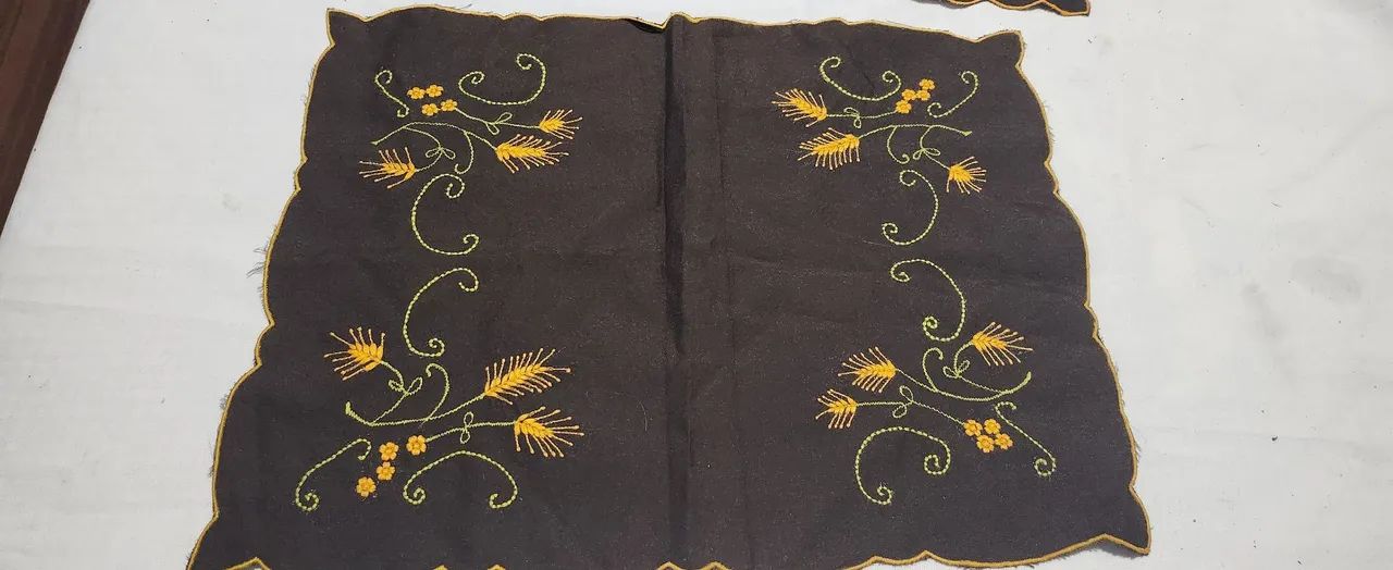 Conjunto toalhinha bordada e porta copos bordados a mão  - Foto 6