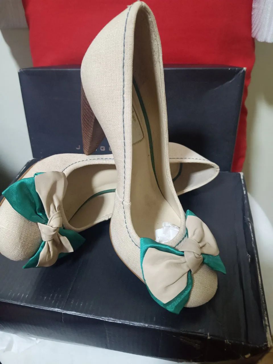 Sapato Jorge Bischoff Original Bege com laço verde e bege 
