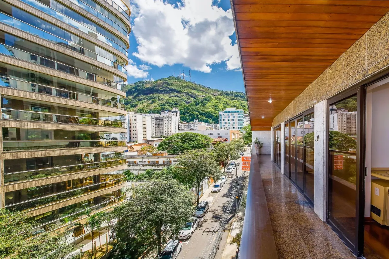 4 quartos no Centro, com 3 vagas e elevador privativo para locação