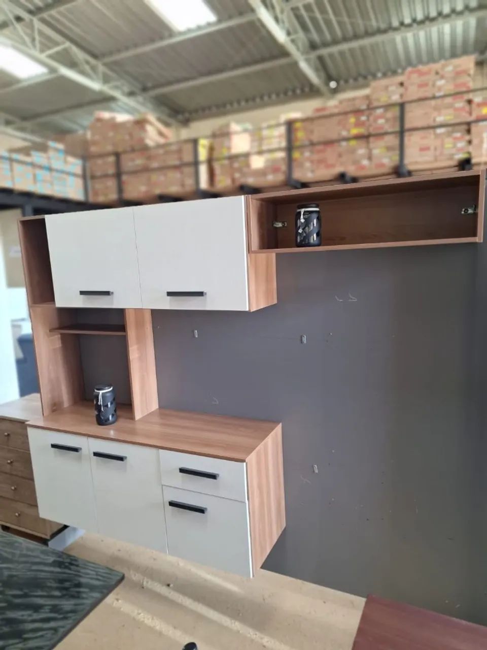 Armário de Cozinha Branco com Detalhes em Madeira