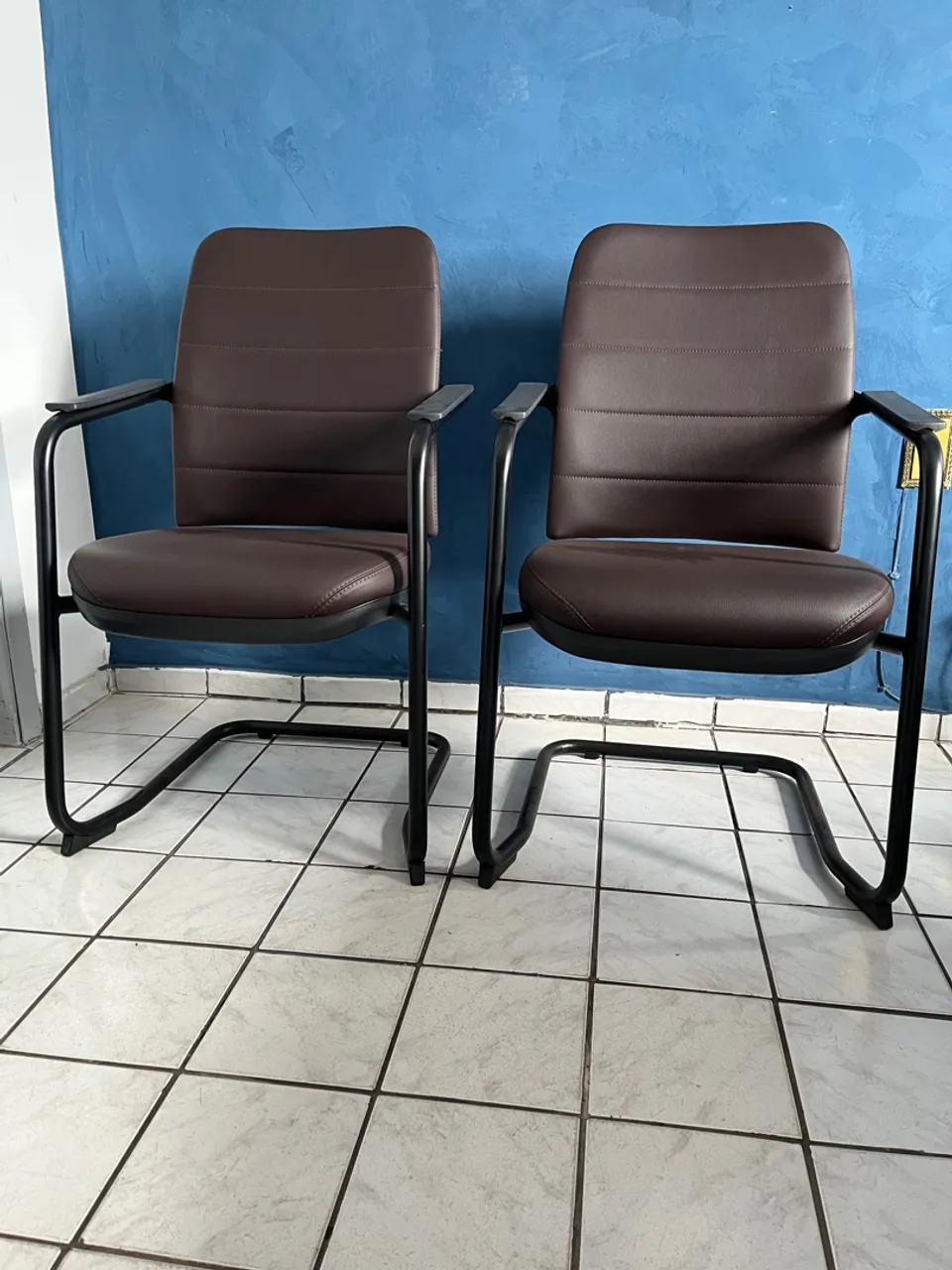 2 Cadeiras de escritório com design moderno