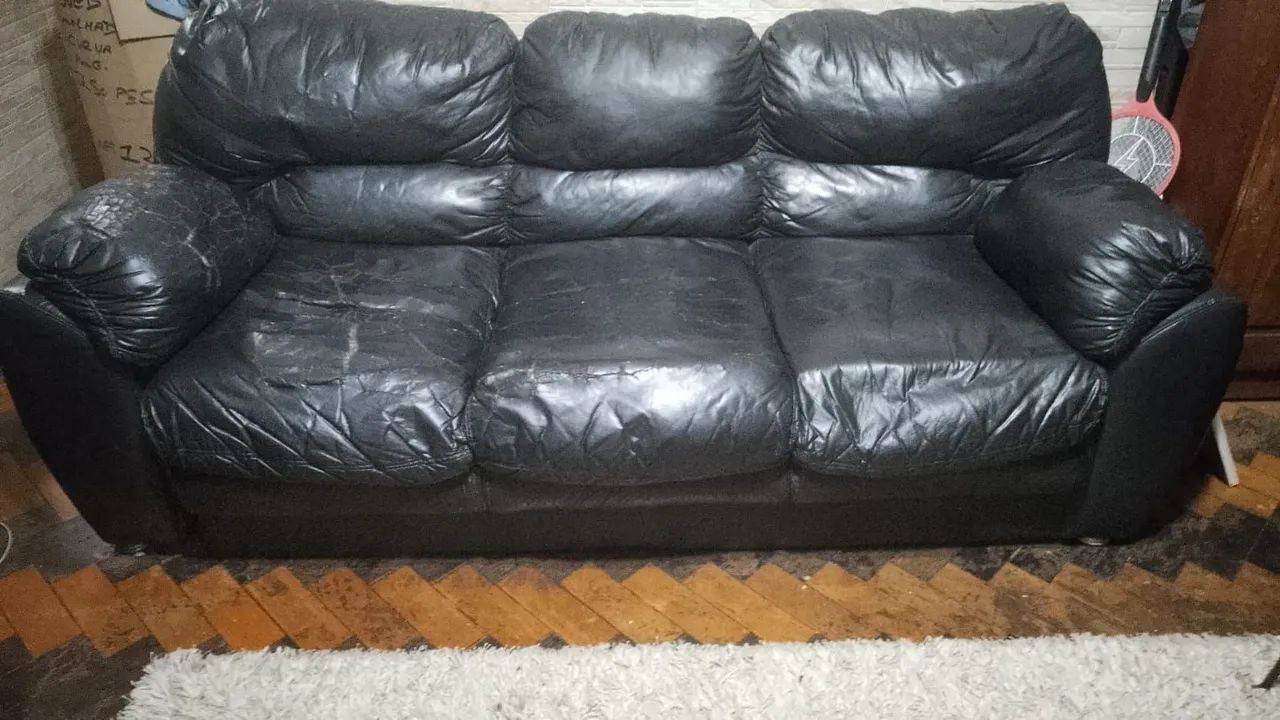 Sofá de Couro 3 Lugares Usado - Foto 2