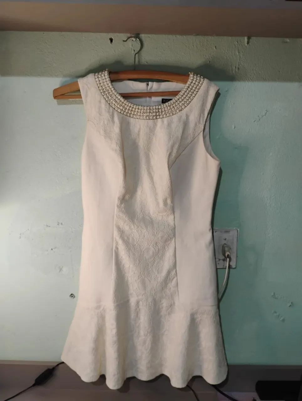Vestido Branco com Detalhe Bordado no Decote - Foto 3