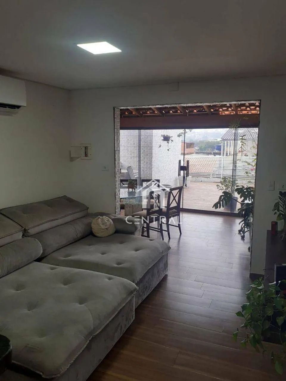 Sobrado com 3 casas independentes