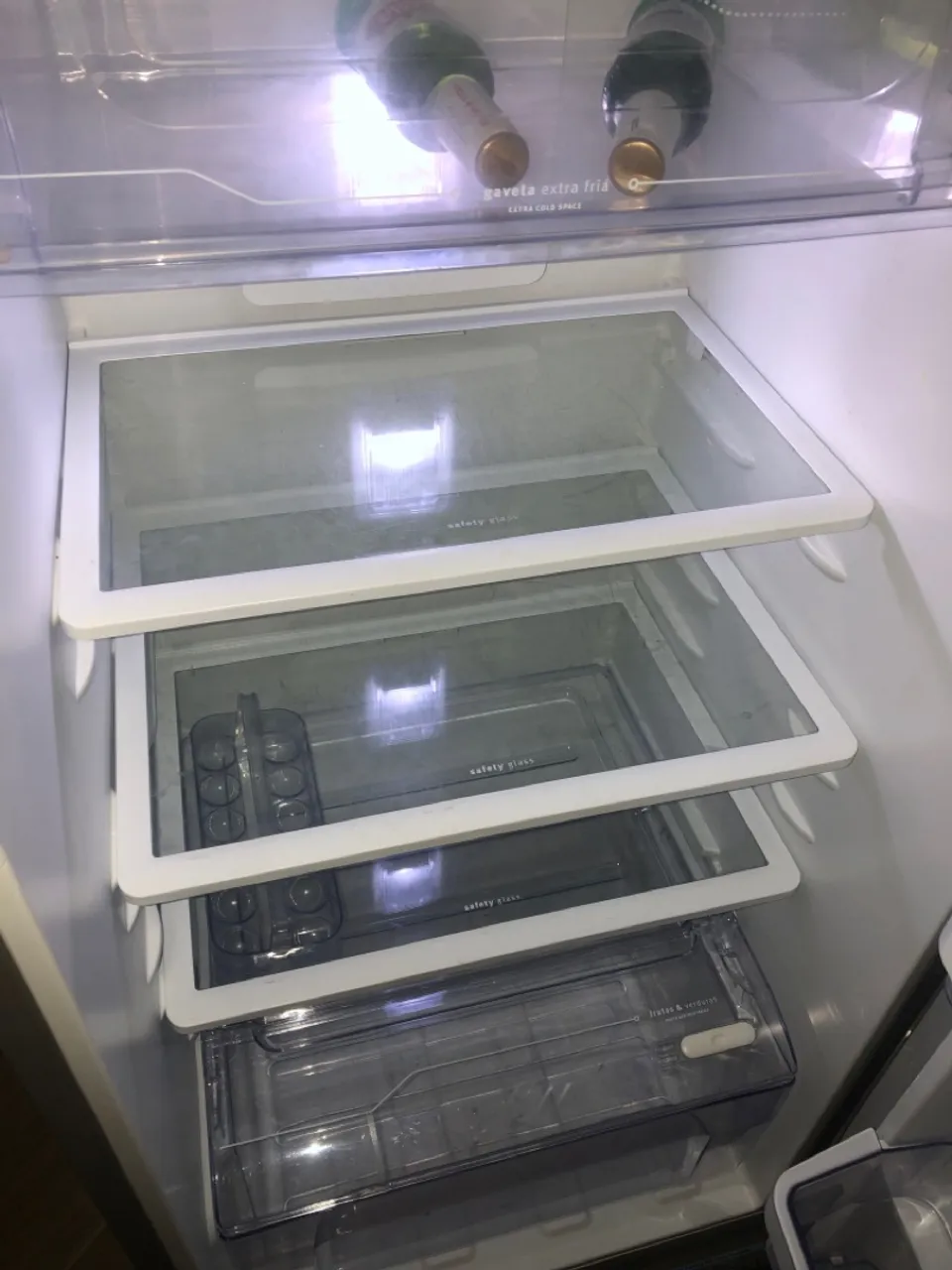 Geladeira com design moderno e prateleiras de vidro