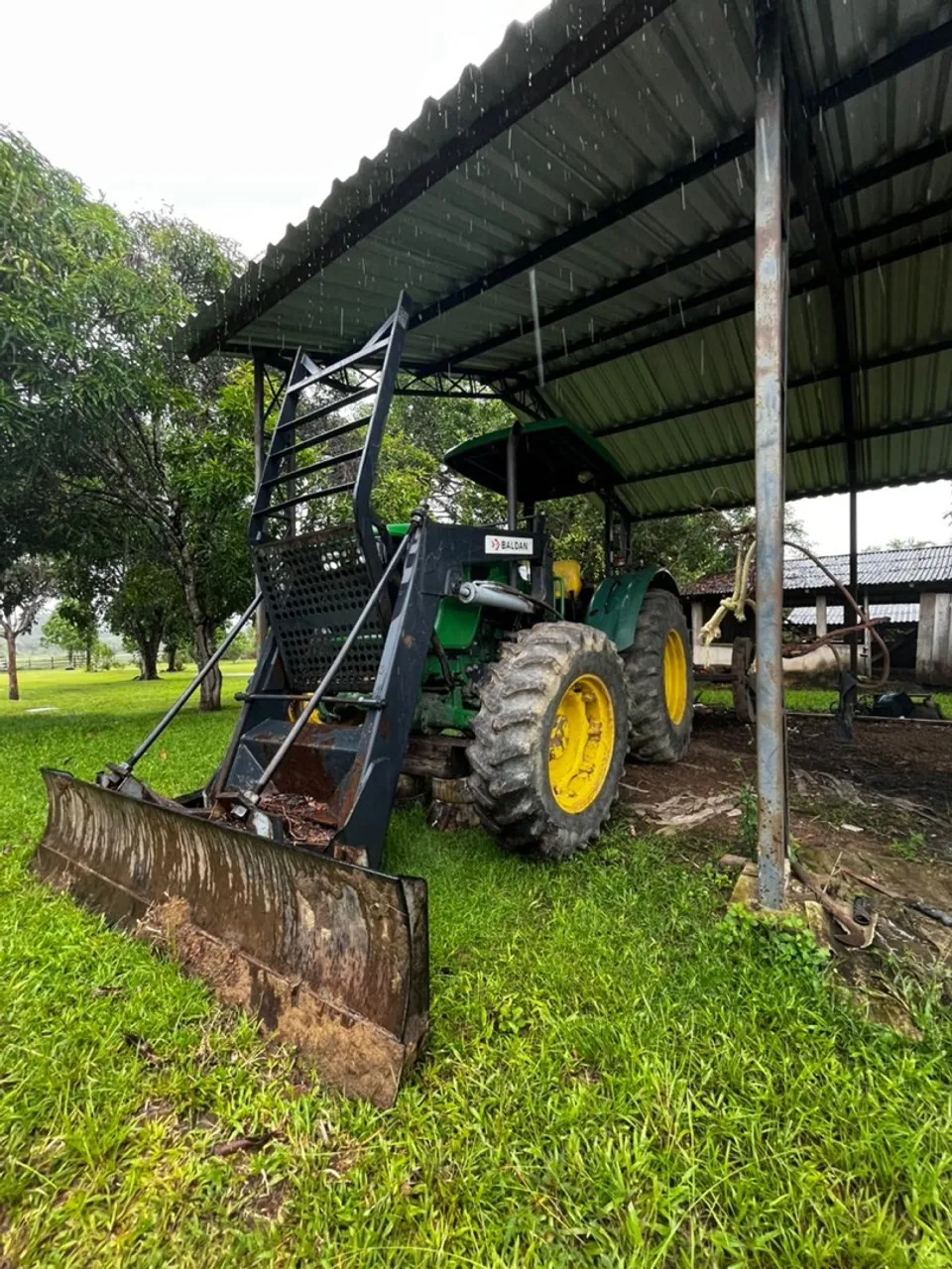 Trator Agrícola Baldan - Equipado e Pronto para o Trabalho!