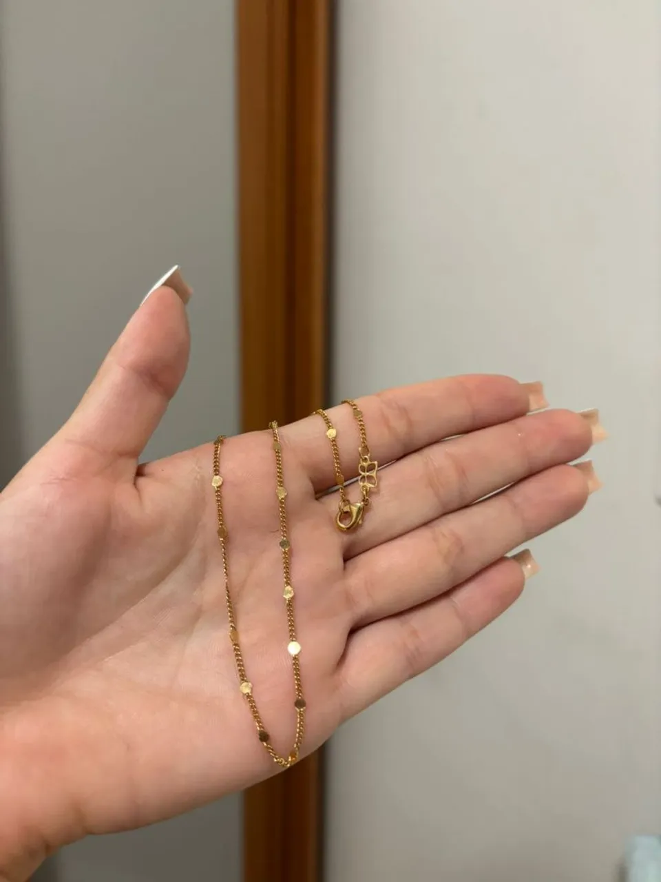 Colar Dourado com Detalhes