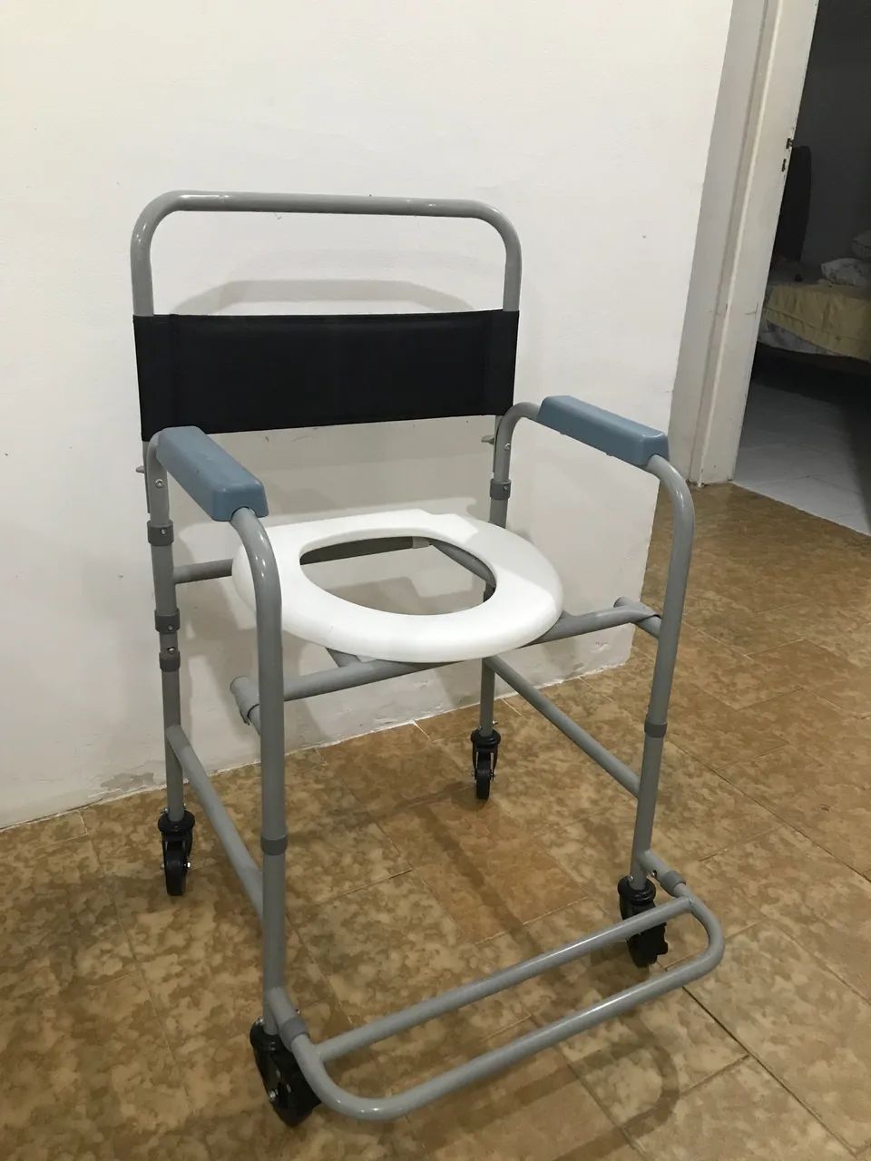 Vendo cadeira de banho nova