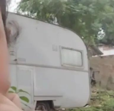 Trailer para comércio usado para fixar em local. Não viajem 