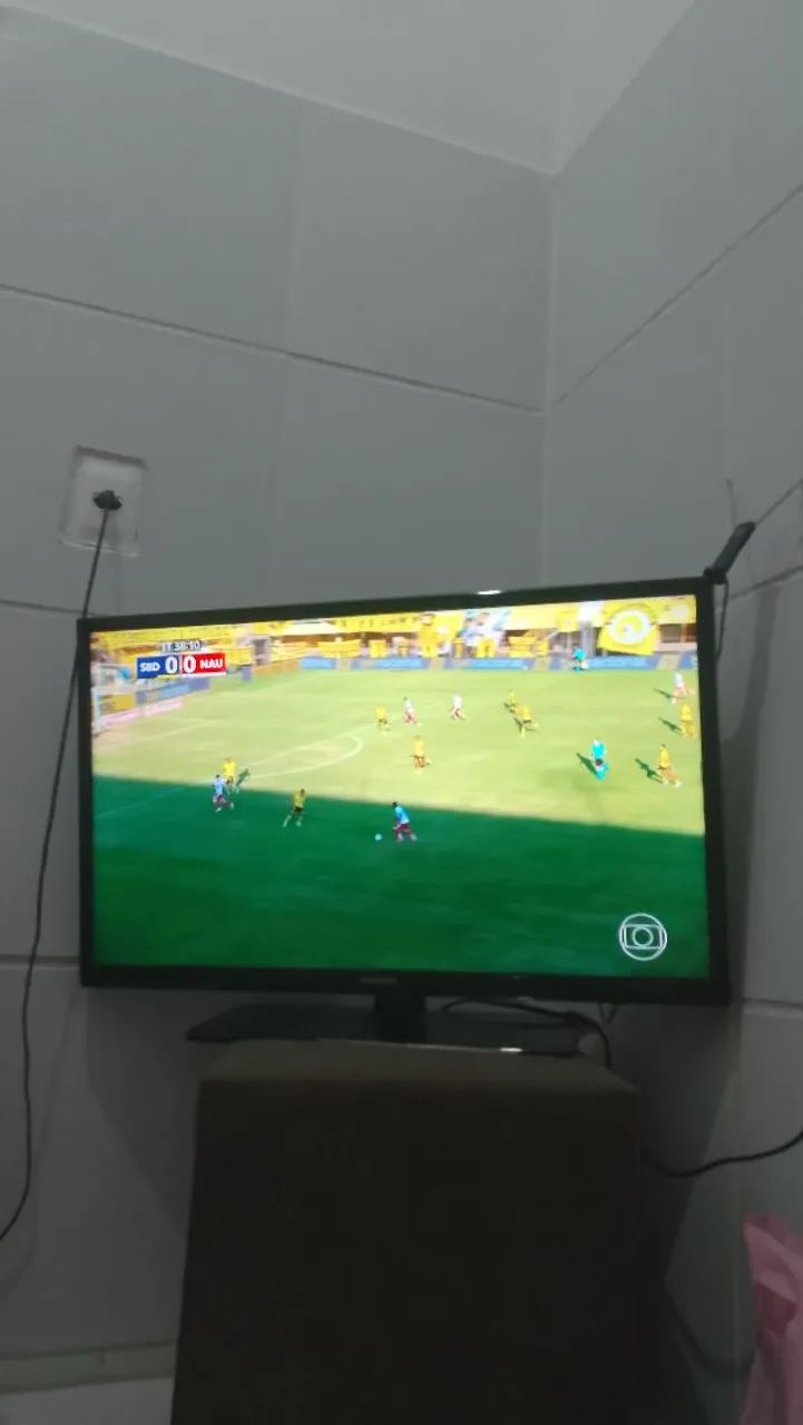TV Samsung 32 polegadas não é shmart. 300 pega todos os canais vai com antena pequena. 