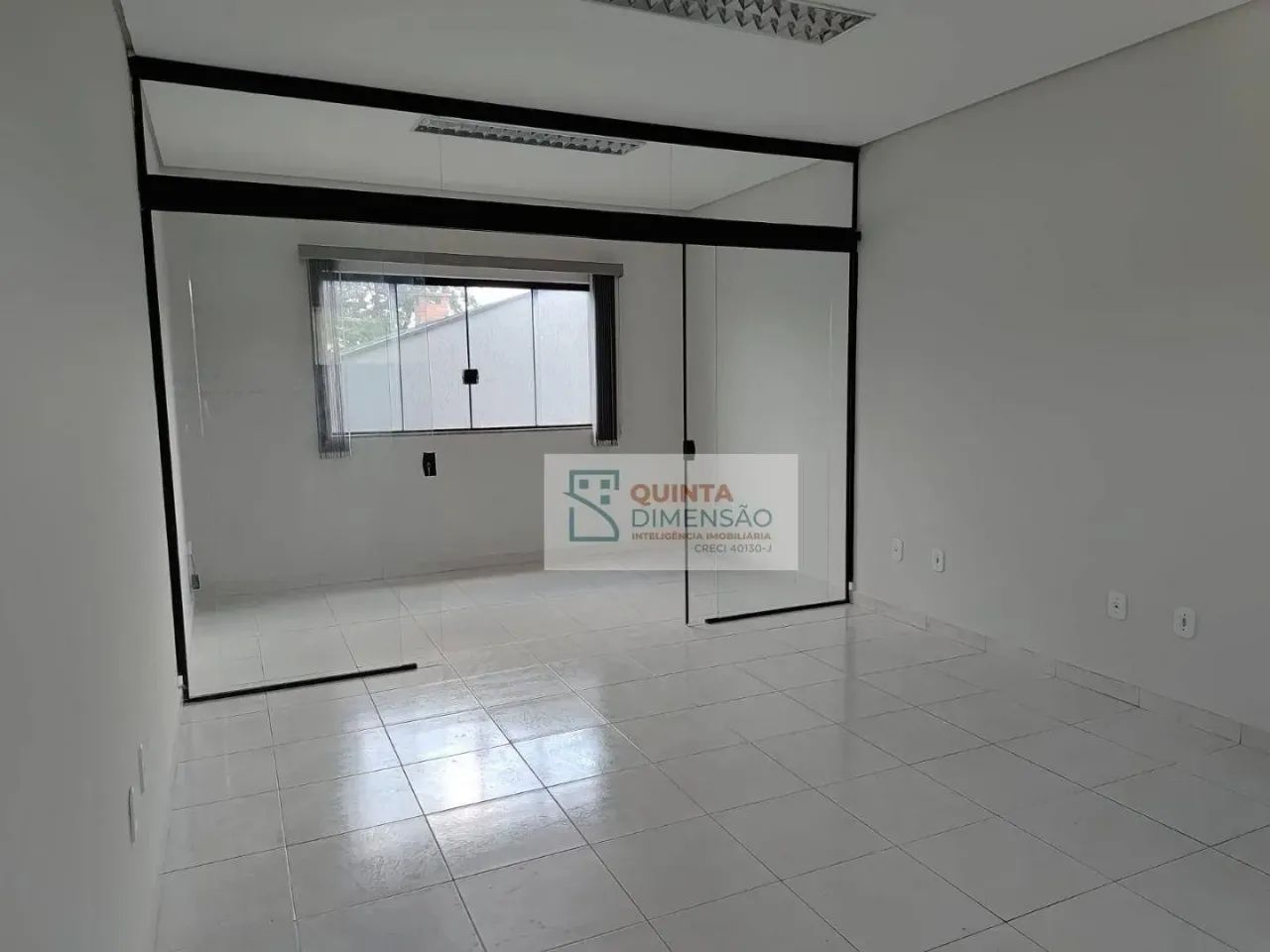 Excelente sala comercial na Peixoto de Castro com vaga na garagem