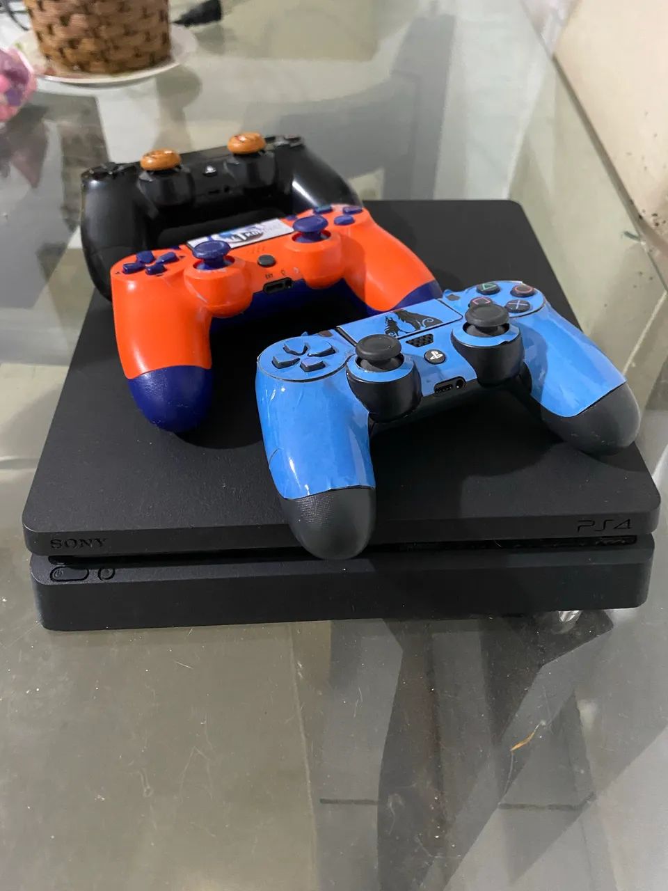 Ps4 slim (1tb), 3 controles, com o fifa 26 midia digital - Foto 4