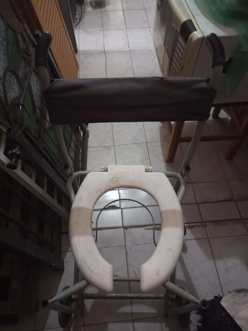 Cadeira de banho hospitalar.