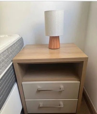 Mesa de cabeceira com rodinha
