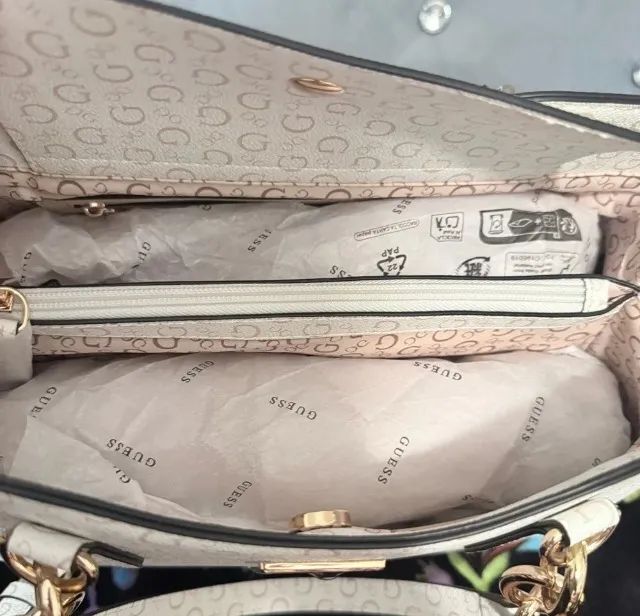 GUESS BOLSA ALÇAS CORRENTE DOURADAS - NOVA - ORIGINAL - IMPORTADA DOS EUA - Foto 3