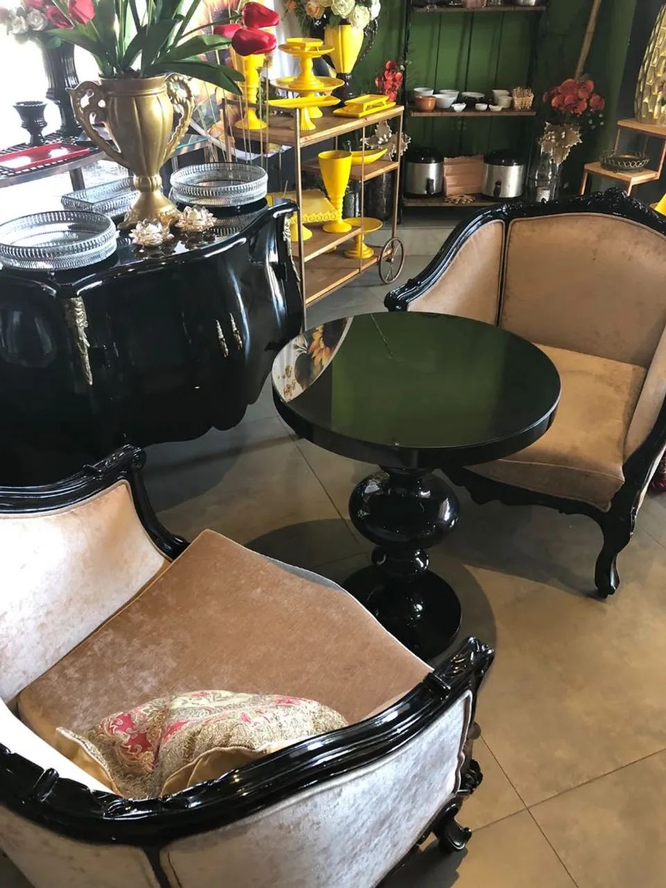 Poltronas, Cômoda e Mesa - Conjunto de Mobiliário Clássico - Foto 5