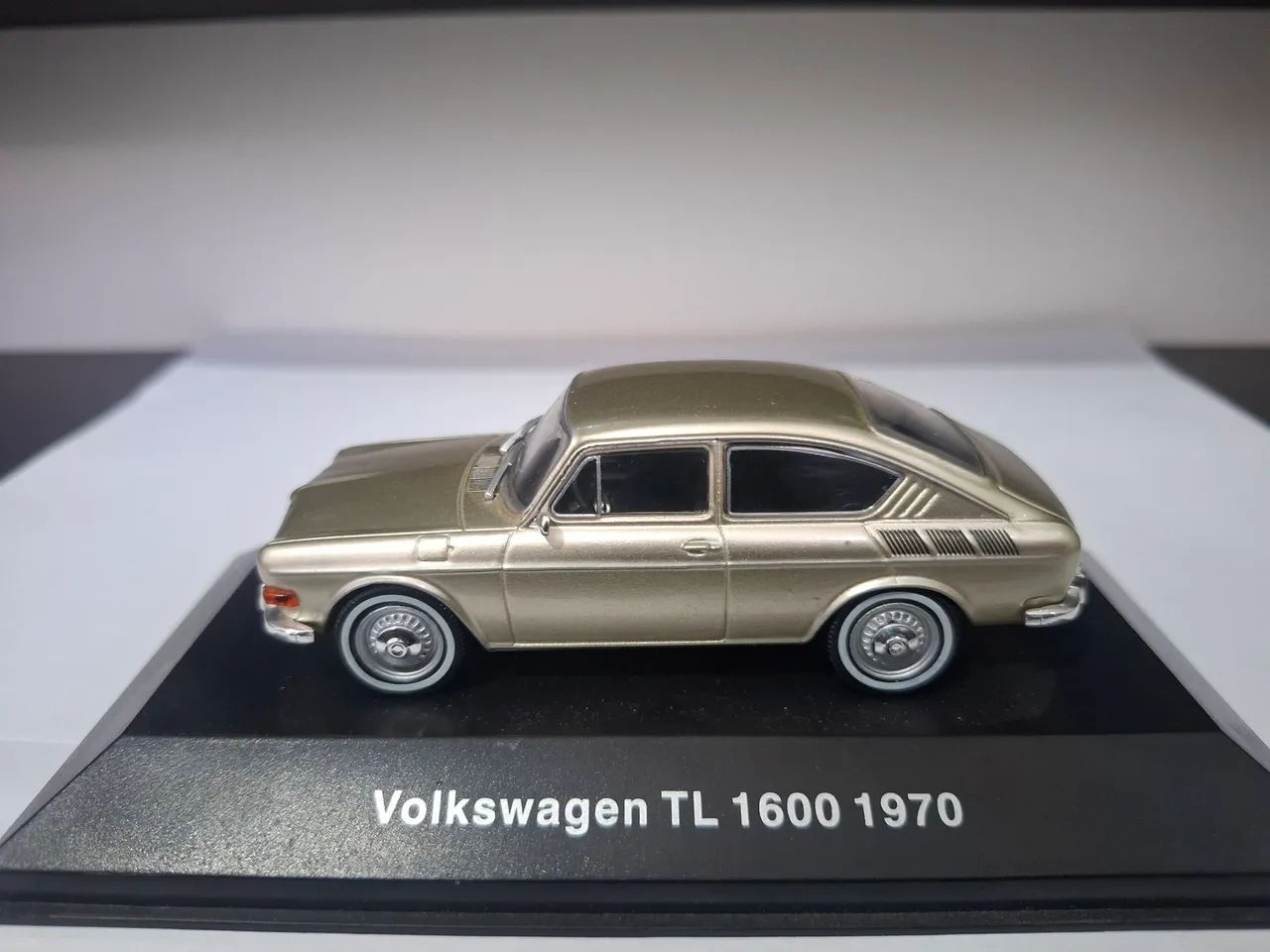 Miniatura VW TL 1600 (1970) 1:43 - Frente Alta - Hobbies e