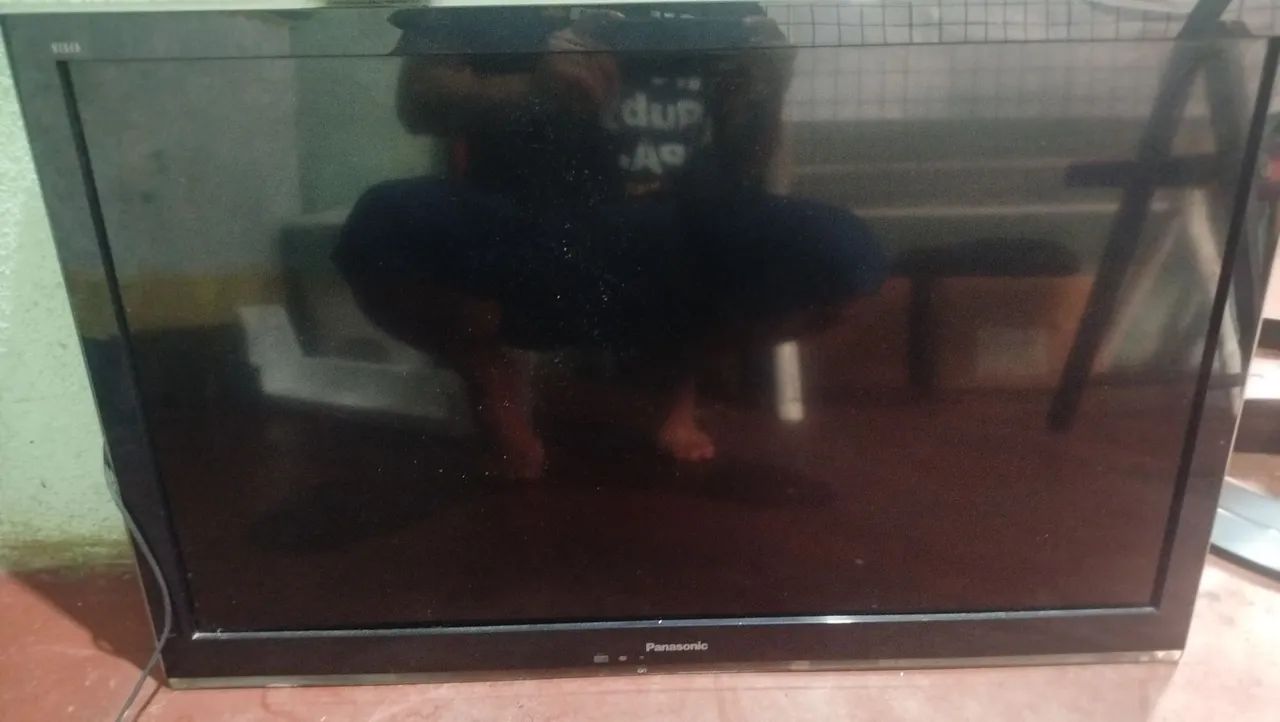 Tv LCD Panasonic de 32 " , funcionado perfeitamente e já vai com Roku smart
