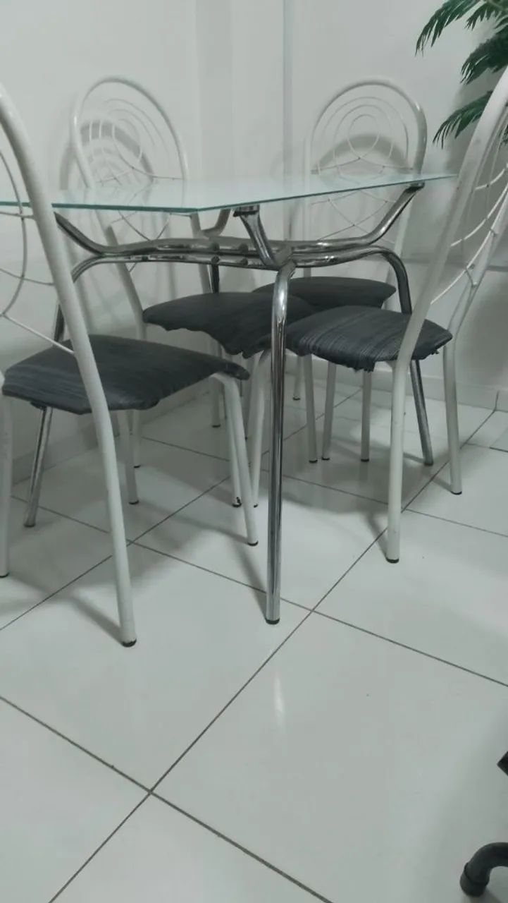 Venda de mesa de vidro com cadeiras