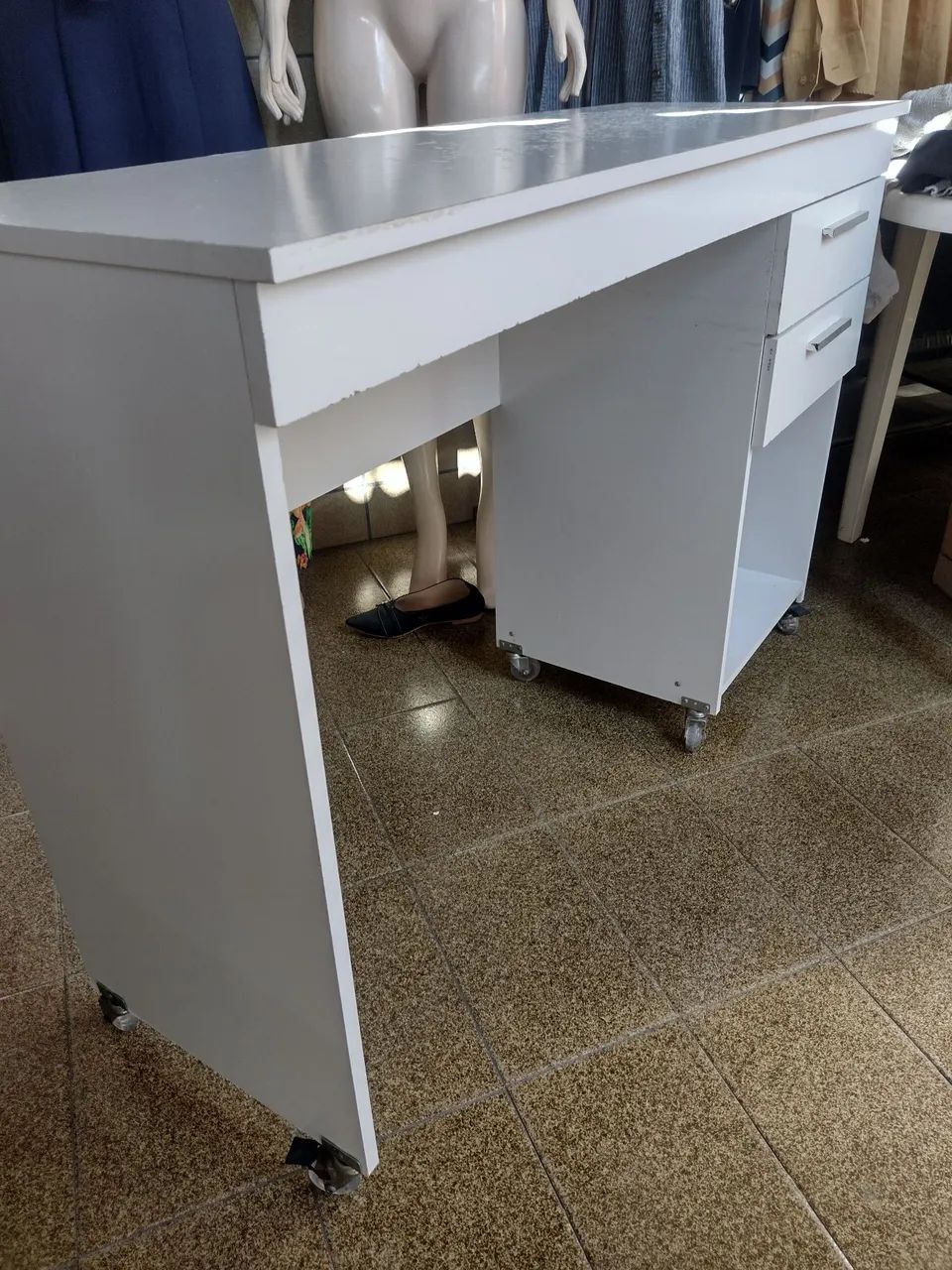 Mesa para escritório ou estudo, com rodas de silicone.