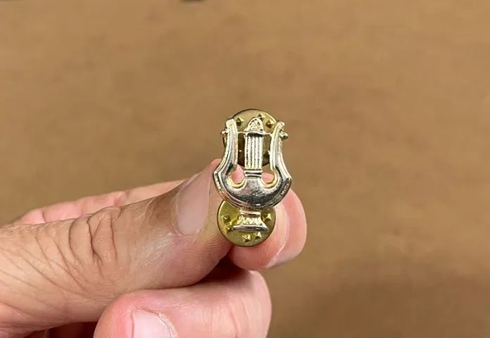 PIN, Botton Músico em metal dourado - Foto 3