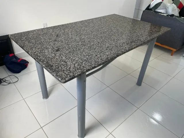 Mesa de Granito com Base Tubular Resistente - 1,42m x 0,80m