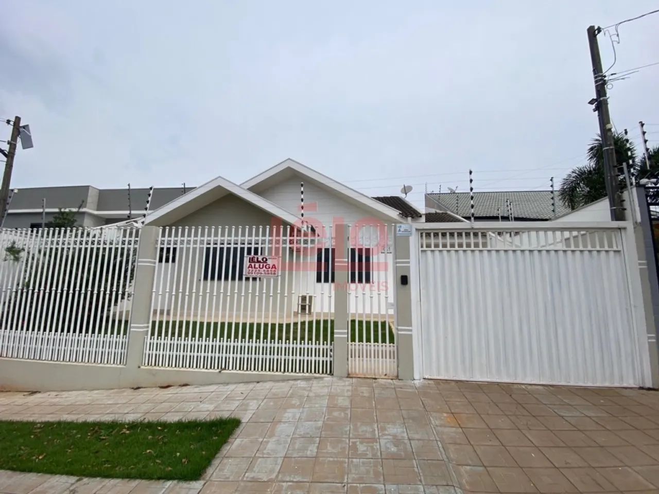 Casa semimobiliada de 3 quartos para alugar no Jardim Paris em Maringá com piscina e suíte