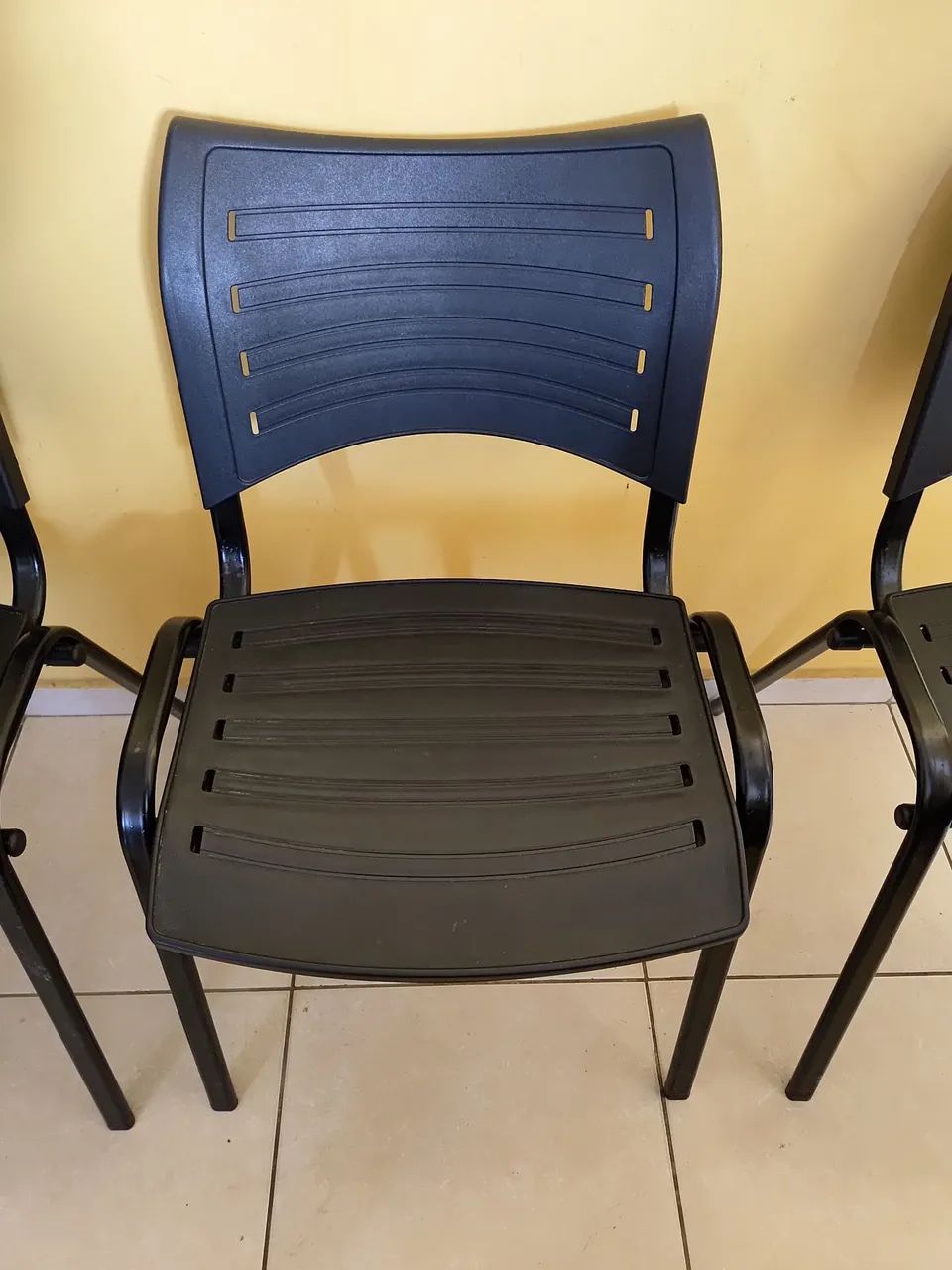 Vendo 3 cadeiras prisma ISO Desmontável  - Foto 3