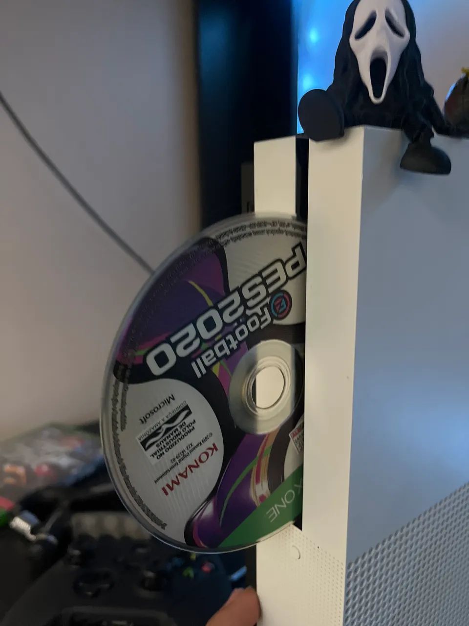 Vendo Xbox one s 1 tb com controle e pés 2020 - Foto 3