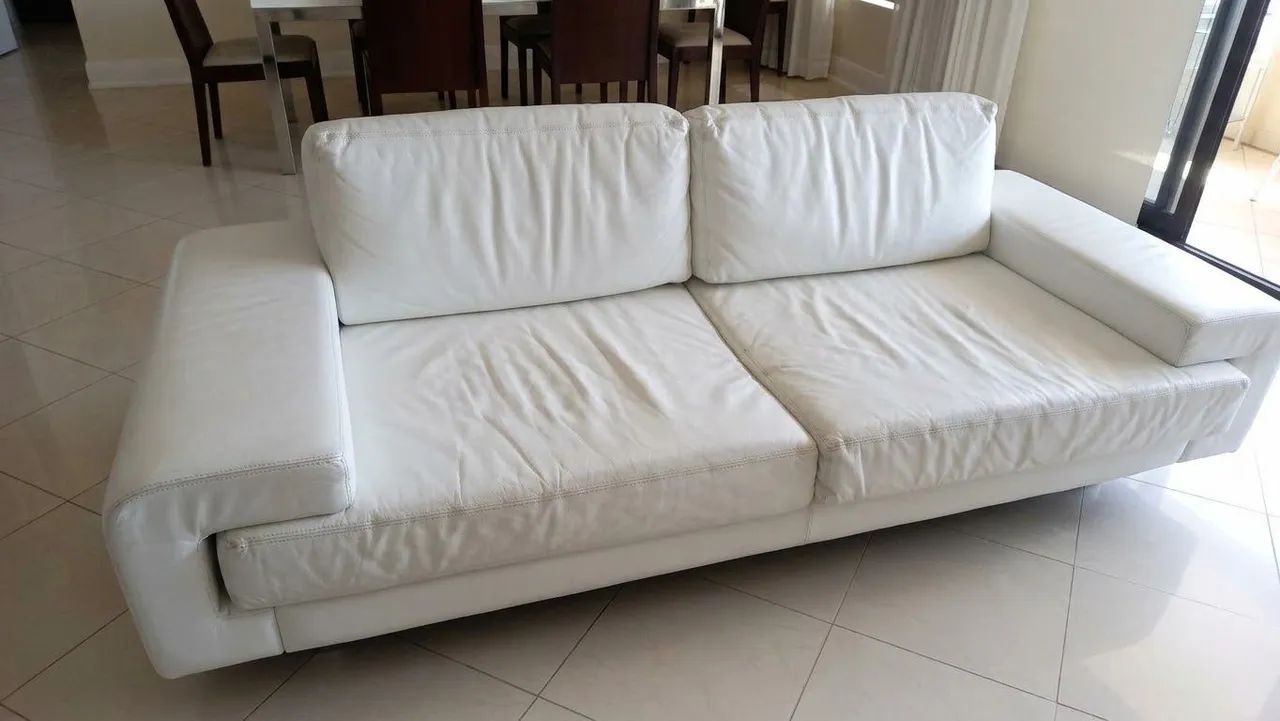 Sofá dois lugares em couro branco