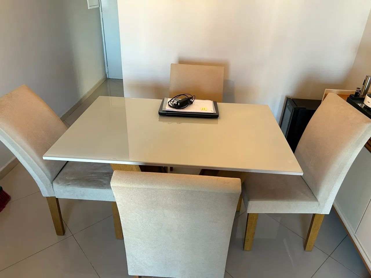 Conjunto mesa e 4 cadeiras retangular tampo vidro apoio madeira - Foto 4