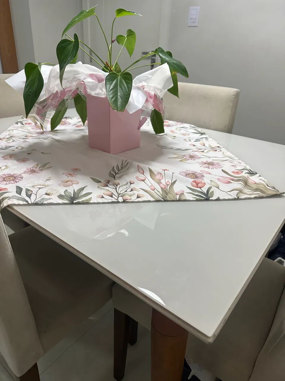 Mesa com tampo de vidro 4 lugares com 4 cadeiras - Foto 2