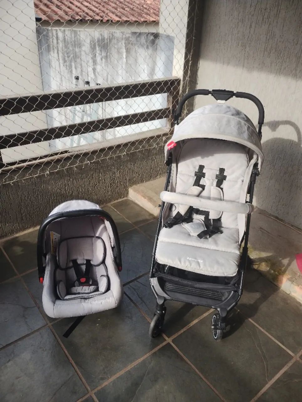 Carrinho de bebê com bebê conforto  - Foto 2