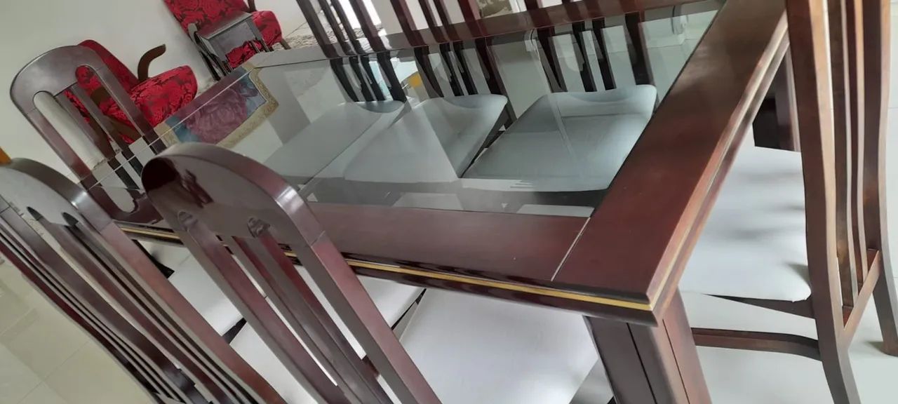 Mesa de madeira maciça com 8 cadeiras  - Foto 4
