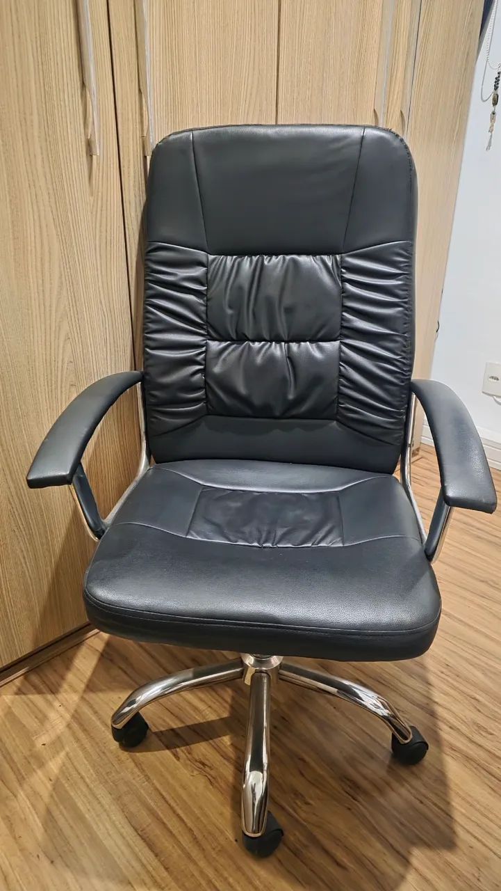CADEIRA EXECUTIVA GIRATÓRIA PRETA - CONFORTÁVEL E ELEGANTE