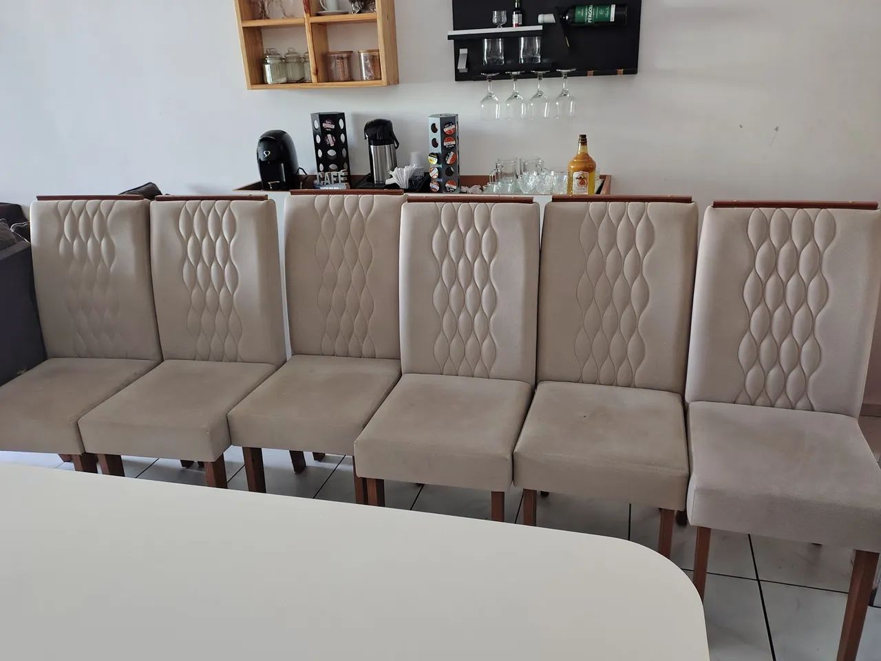 Mesa de jantar com seis cadeiras. - Foto 3