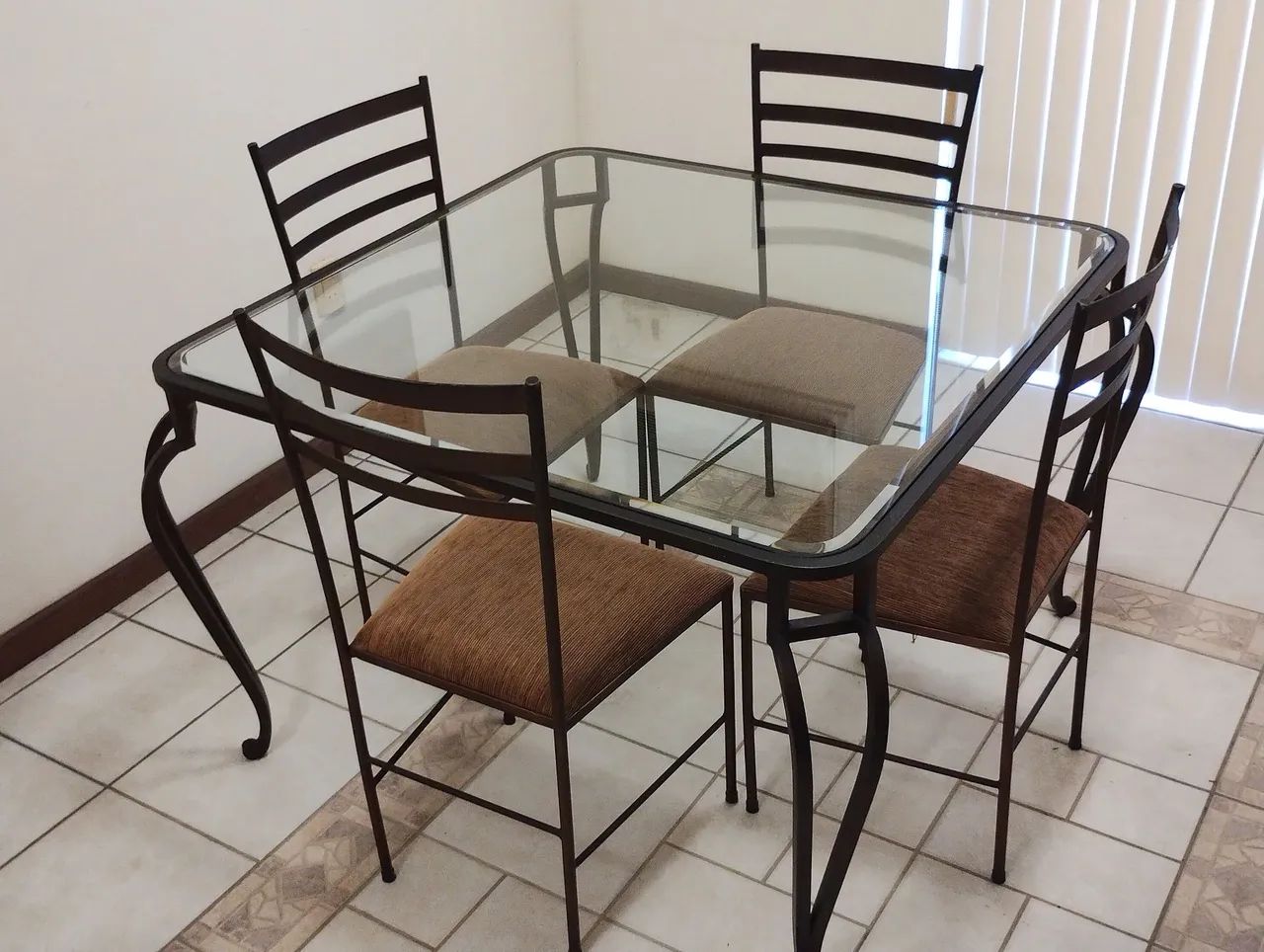 MESA DE JANTAR COM 4 CADEIRAS EM FERRO COM TAMPO DE VIDRO