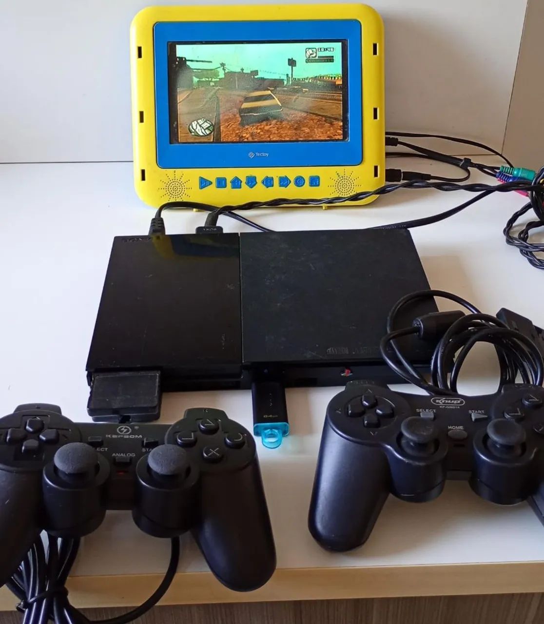 PS2 com 2 controles e 15 jogos à sua escolha 