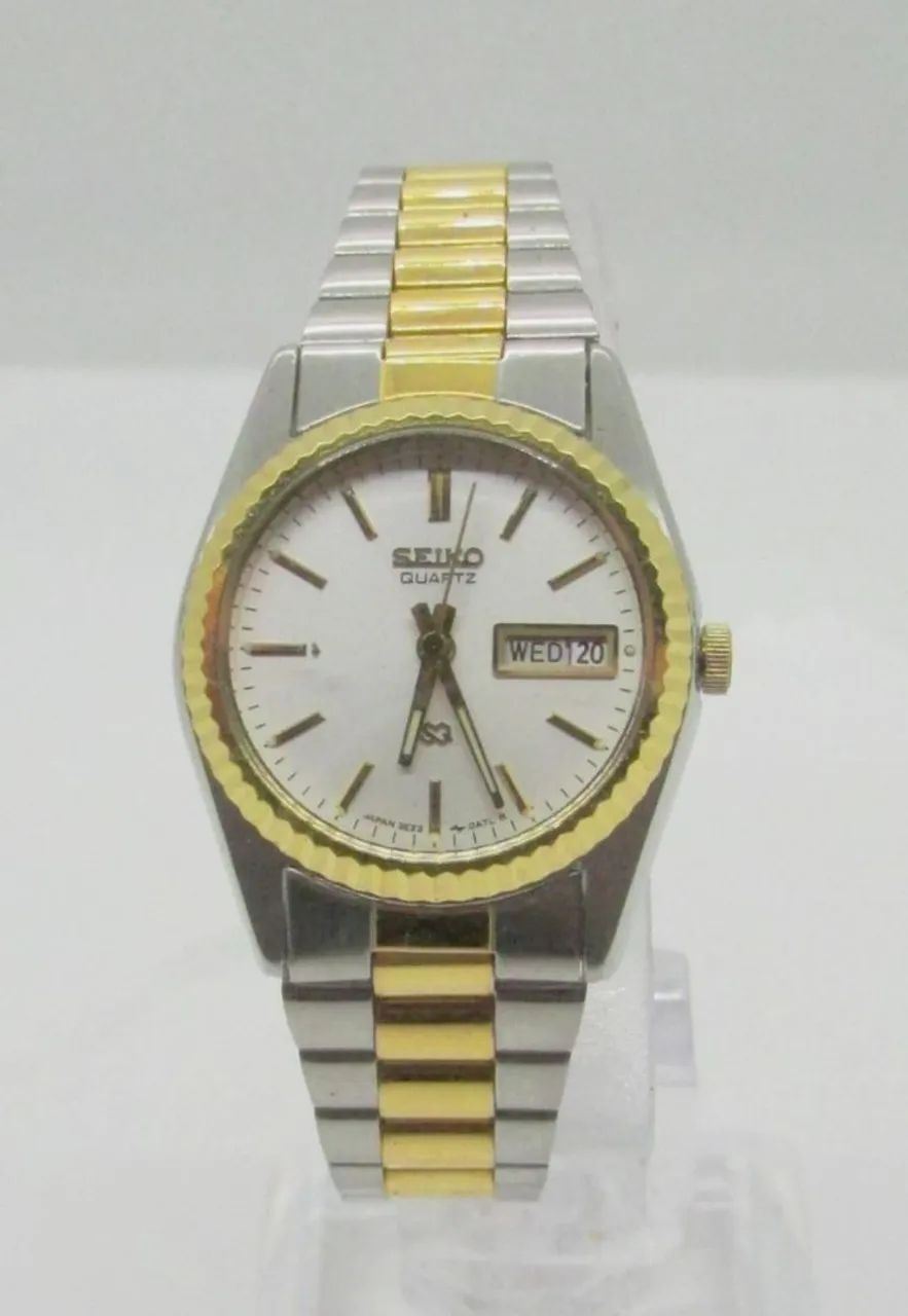 Relógio de pulso SEIKO bicolor prateado com mostrador, dia e data, quartzo, 24 mm - Foto 4