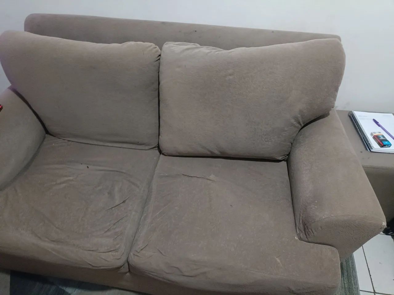 ? VENDO SOFÁ DE 2 LUGARES - CINZA-ESCURO - Foto 2