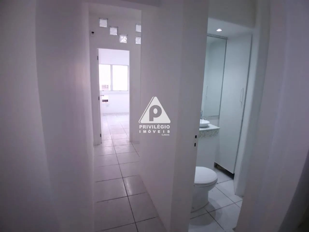 Oportunidade de Consultório: Sala Comercial 35m² | 6 Cômodos | ao Lado da Praça N.S. da Pa