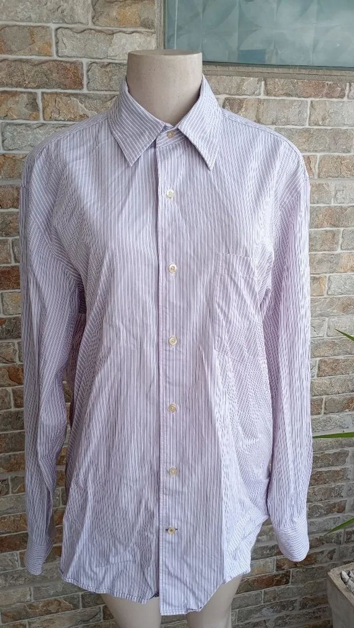 Camisa masculina listrada Lacoste.