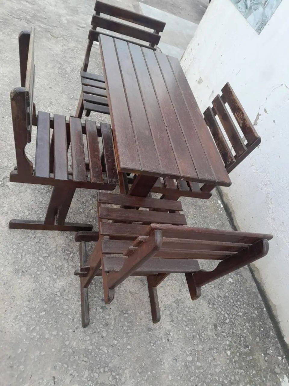 VENDO JOGO DE MESA C/ 4 CADEIRAS DE MADEIRA  - Foto 3