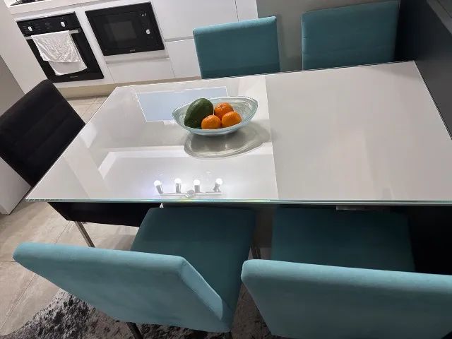 1 sofá retrátil para 3 lugares, 5 cadeiras para mesa de jantar